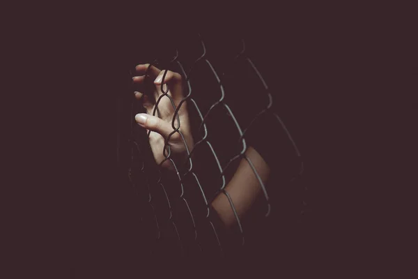 女性の手のビンテージ トーン ケージ 難民概念 — ストック写真