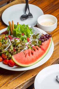 sağlıklı taze meyve salatası