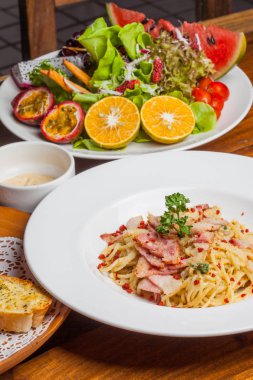 Beyaz tabakta cabonara spagetti