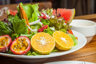 ahşap bir masa üzerine taze meyve salatası