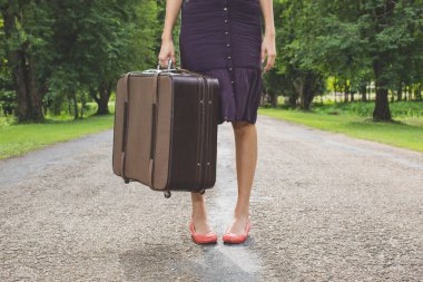 retro vintage Bagaj boş sokakta kadınla