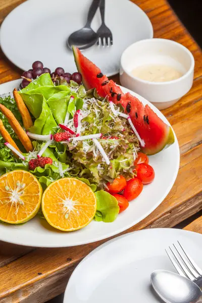 sağlıklı taze meyve salatası