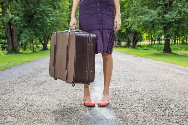 Mujer Con Equipaje Vintage Retro Calle Vacía — Foto de Stock