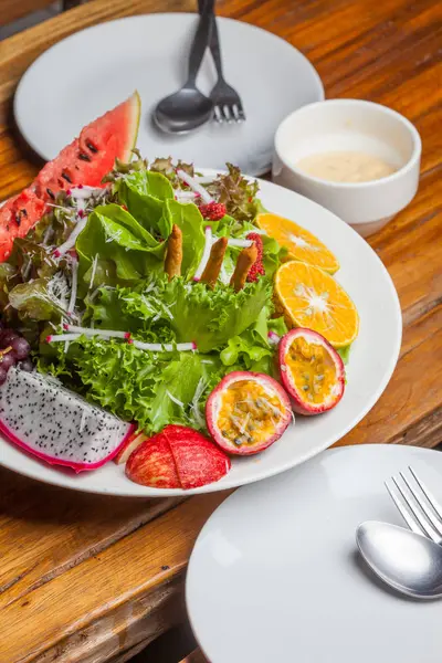 ahşap bir masa üzerine taze meyve salatası
