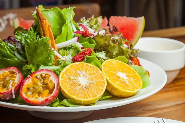 ahşap bir masa üzerine taze meyve salatası