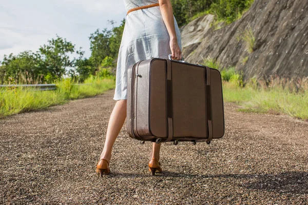 Viajero Mujer Con Equipaje Vintage — Foto de Stock