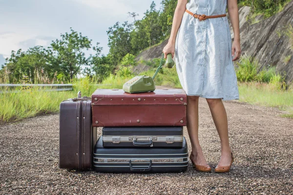 Mulher Viajante Com Bagagem Vintage — Fotografia de Stock