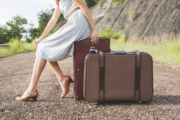 Viaggiatore Donna Con Bagaglio Vintage Colore Retrò — Foto Stock