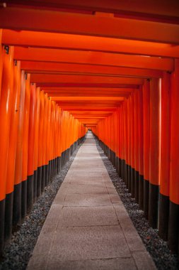 2013 Kyoto, Japonya - 18 Mart: Fushimi Inari tapınak 18 Mart tarihinde Japonya. Bir ağ yollarının arkasında onun ana binalar., Kyoto apışıp kalmak vermilyon yakın gates binlerce ünlüdür