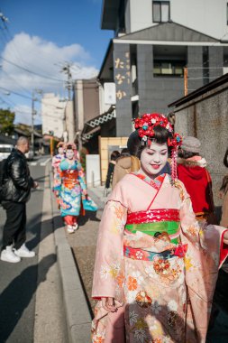 2012 yılında Uluslararası turistler için Japonya cuture sembolü olarak görülen varlık için cadde boyunca yürüme geleneksel Japon kıyafetli kimono Kyoto, Japonya, kimliği belirsiz güzel kadınlarda.
