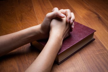 Bir İncil ile dua eller kadın