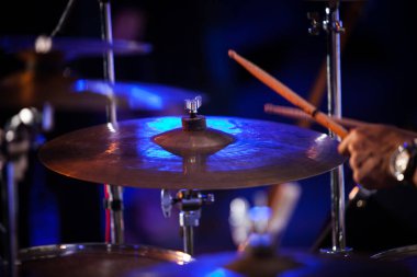 bir konserde davul çalma 