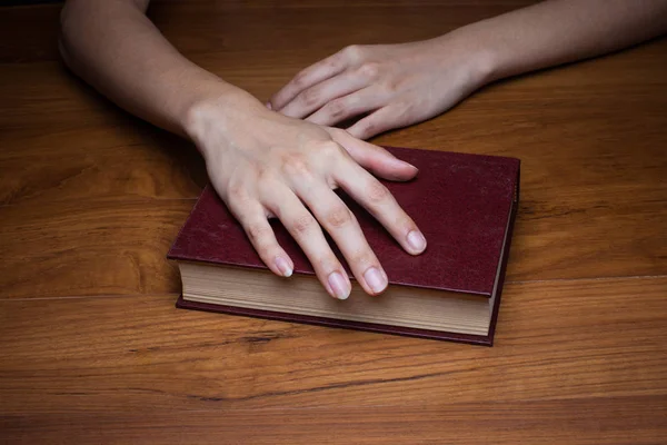 Nahaufnahme Einer Christlichen Frau Die Die Bibel Der Hand Hält — Stockfoto