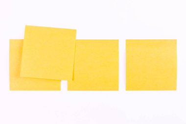 beyaz bir arka plan dört sarı etikette