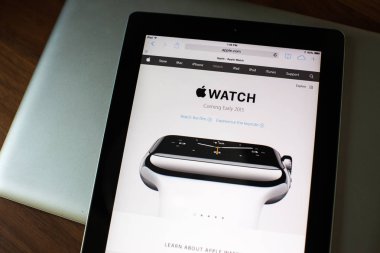 Chiangmai, Tayland - 30 Eylül 2014: Apple bilgisayarlar Web sitesi yakın ipad yeni başlatılan Apple Watch Giyilebilir teknoloji aygıt ile 30 Eylül 2014 üzerinde görüldüğü gibi görülen ayrıntıları.