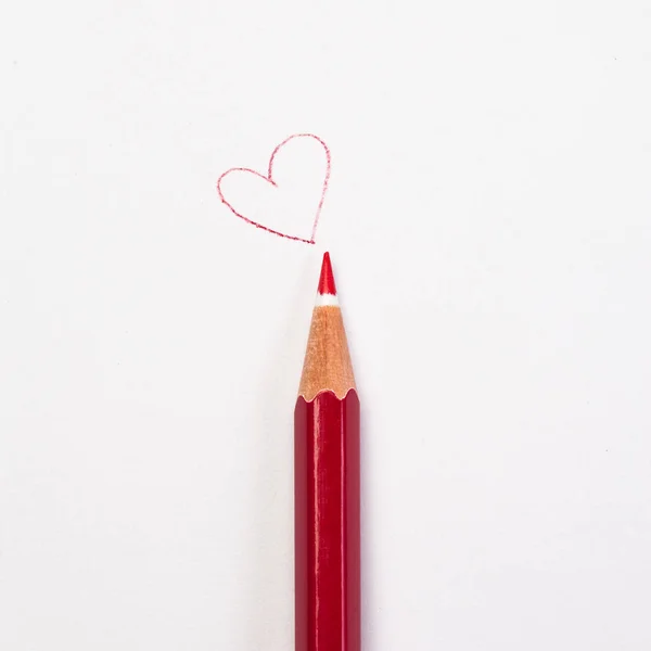 红色的铅笔和一颗红色的心 — 图库照片