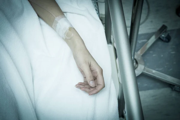 Rękę Pacjenta Podczas Operacji Chirurgicznej Zbliżenie — Zdjęcie stockowe
