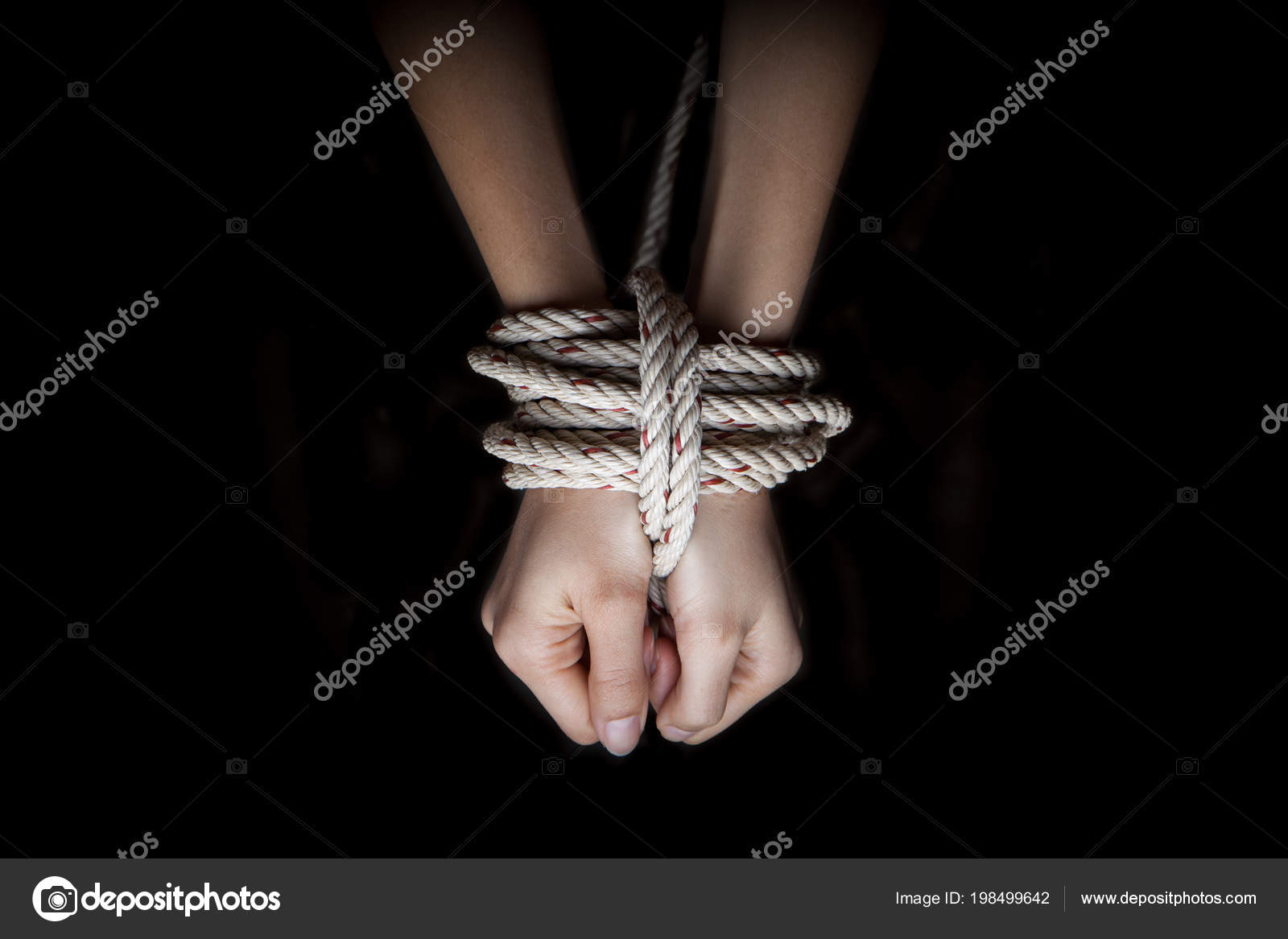 Девушка которая была связана. Связанные женщины. Связанные девушки похищение. Девушки связанные скотчем. Девушка в веревках.