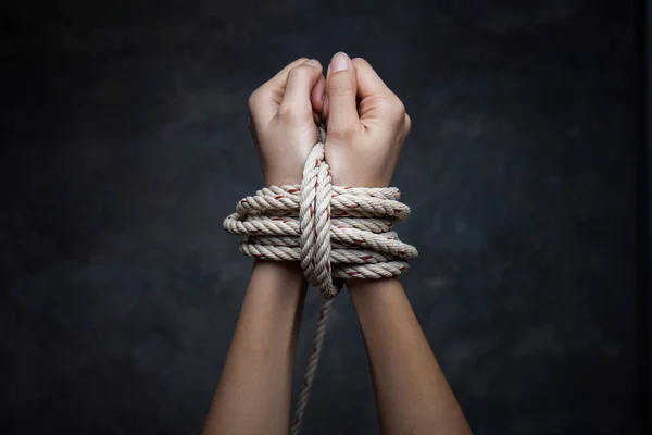 Руки Жертвы Женщины Связанной Веревкой — стоковое фото