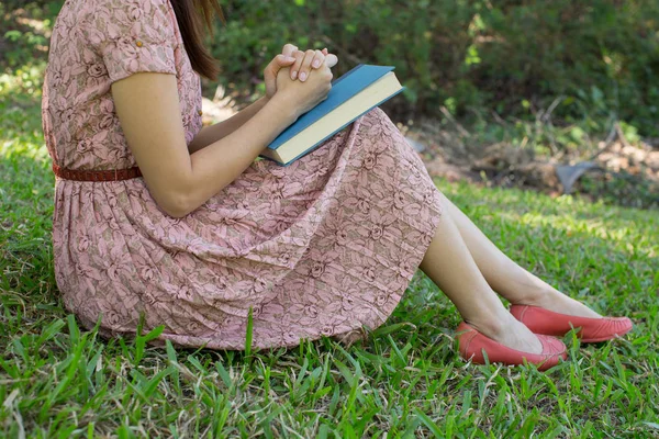 Νεαρή Γυναίκα Ανάγνωση Βίβλων Φυσικό Πάρκο — Φωτογραφία Αρχείου