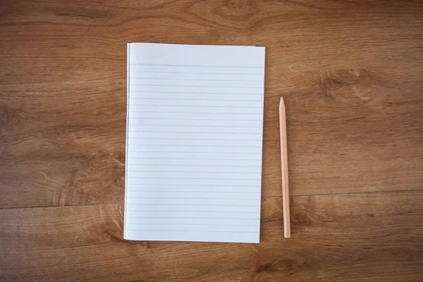 Caderno Branco Com Lápis Sobre Mesa Madeira Conceito Negócio — Fotografia de Stock