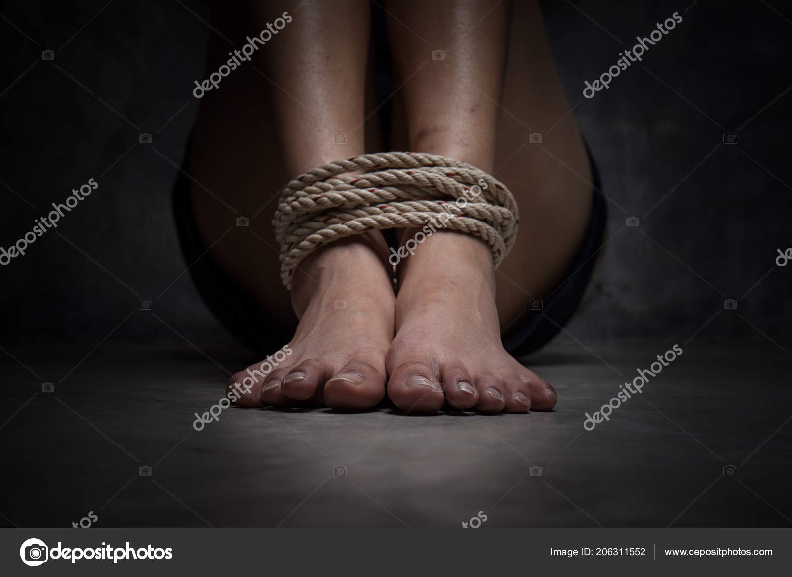 Две связанные девочки. Фотосессия с веревками. Связанные руки и ноги. Две связанные девки. Несколько связанных девушек.