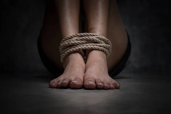 Pies Una Mujer Víctima Desaparecida Atada Con Cuerda — Foto de Stock