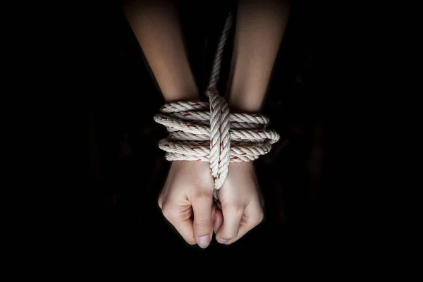 Hände einer vermissten Frau mit Seil gefesselt — Stockfoto