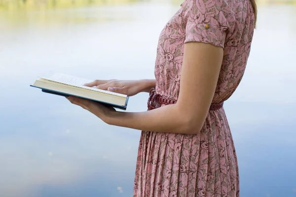 Jeune Femme Lisant Bible Dans Parc Naturel — Photo