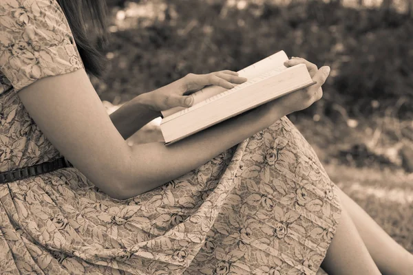 Ung Kvinna Läsa Bibeln Naturpark — Stockfoto