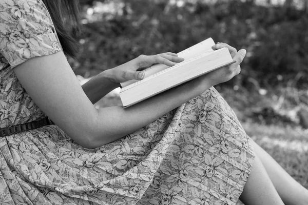 Νεαρή Γυναίκα Ανάγνωση Βίβλων Φυσικό Πάρκο — Φωτογραφία Αρχείου