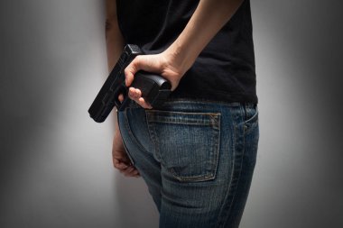 Kız subay silah gizlemek