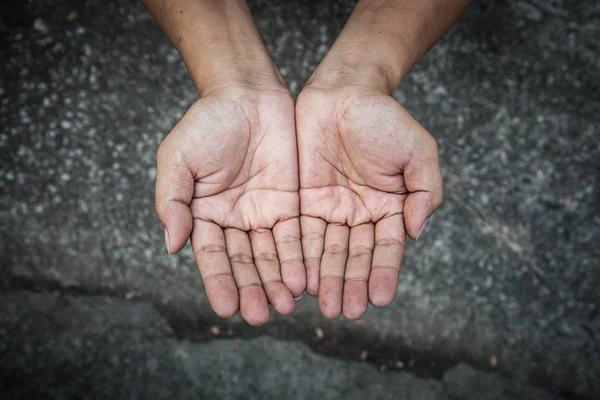 乞丐与人的贫困概念 人的手乞求食物或帮助 — 图库照片