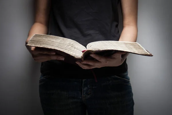 Primo Piano Una Donna Cristiana Che Legge Bibbia — Foto Stock