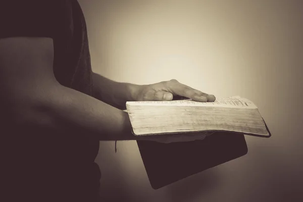 Vintage Ύφος Ανθρώπου Ανάγνωση Της Αγίας Γραφής — Φωτογραφία Αρχείου