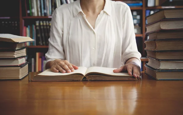 Vintage Tone Leyendo Concepto Libro — Foto de Stock