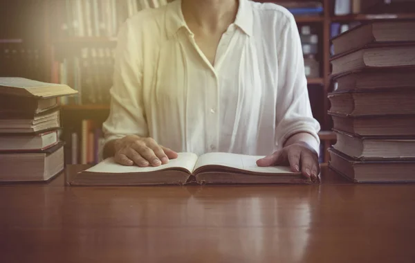 Vintage Tone Leyendo Concepto Libro — Foto de Stock