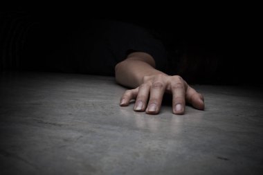 Ölü kadın cesedi. Yandan odaklanmak