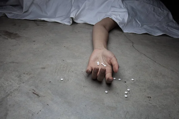 Närbild Golvet Narkotika Handen Den Döda Kroppen Bakgrunden Ung Narkoman — Stockfoto