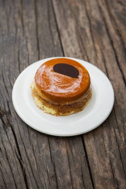 Ahşap arka plan üzerinde muhallebi Şifon kek 