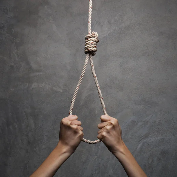 Manos Sosteniendo Nudo Cuerda Concepto Suicidio —  Fotos de Stock