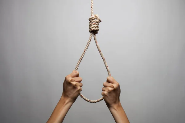 Mani Che Tengono Fermo Nodo Corda Nel Concetto Suicidio — Foto Stock