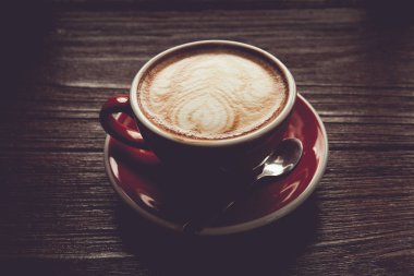 Ahşap antika masa üzerinde kırmızı Kupası Kahve Vintage sesi