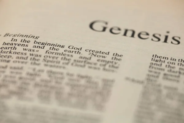 チェンマイ 2015 創世記 節に新しいアメリカ標準的な聖書を開いたまま — ストック写真