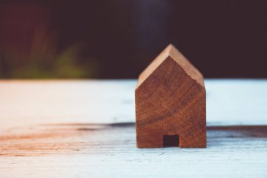 Vintage sesi ahşap oyuncak ev - ev satın mortgage kavramı
