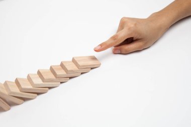 el ve beyaz zemin üzerine düşen parçaları