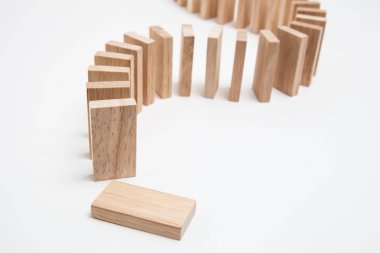 domino etkisi - beyaz arka plan üzerinde beyaz Domino satır