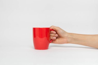 el işareti duruş kahve fincan izole içinde tutun