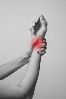 Bilek yaralanma kadın bir el bileğinde ağrı tutar..