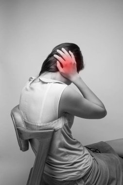 Zonklama rahatlatmak için kulaklarını eller baş ağrısı ekşitmeden gelen acı ve onu tutan kadın